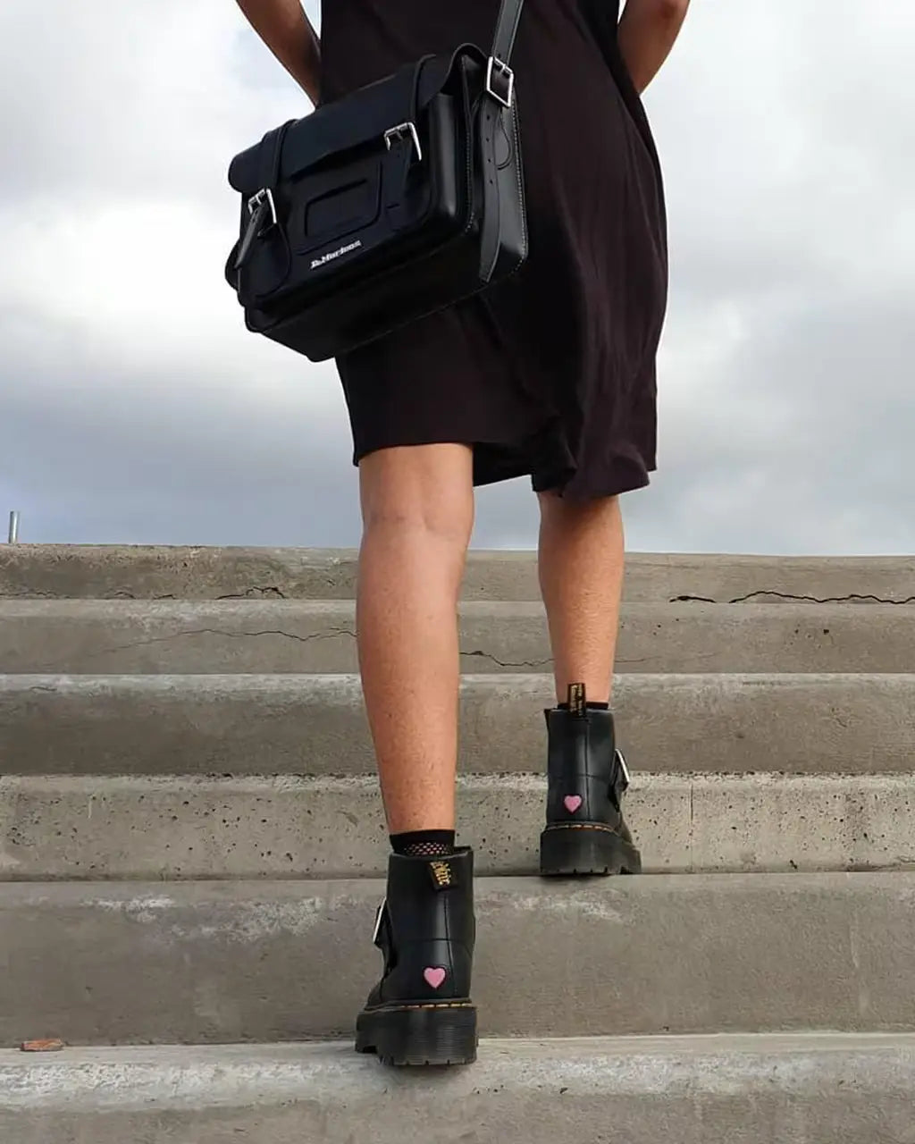 Bei PICK UP in Düsseldorf findest Du Dr. Martens, 11" Leather Satchel Black+Black Kiev+Smooth  und viel mehr von Dr. Martens