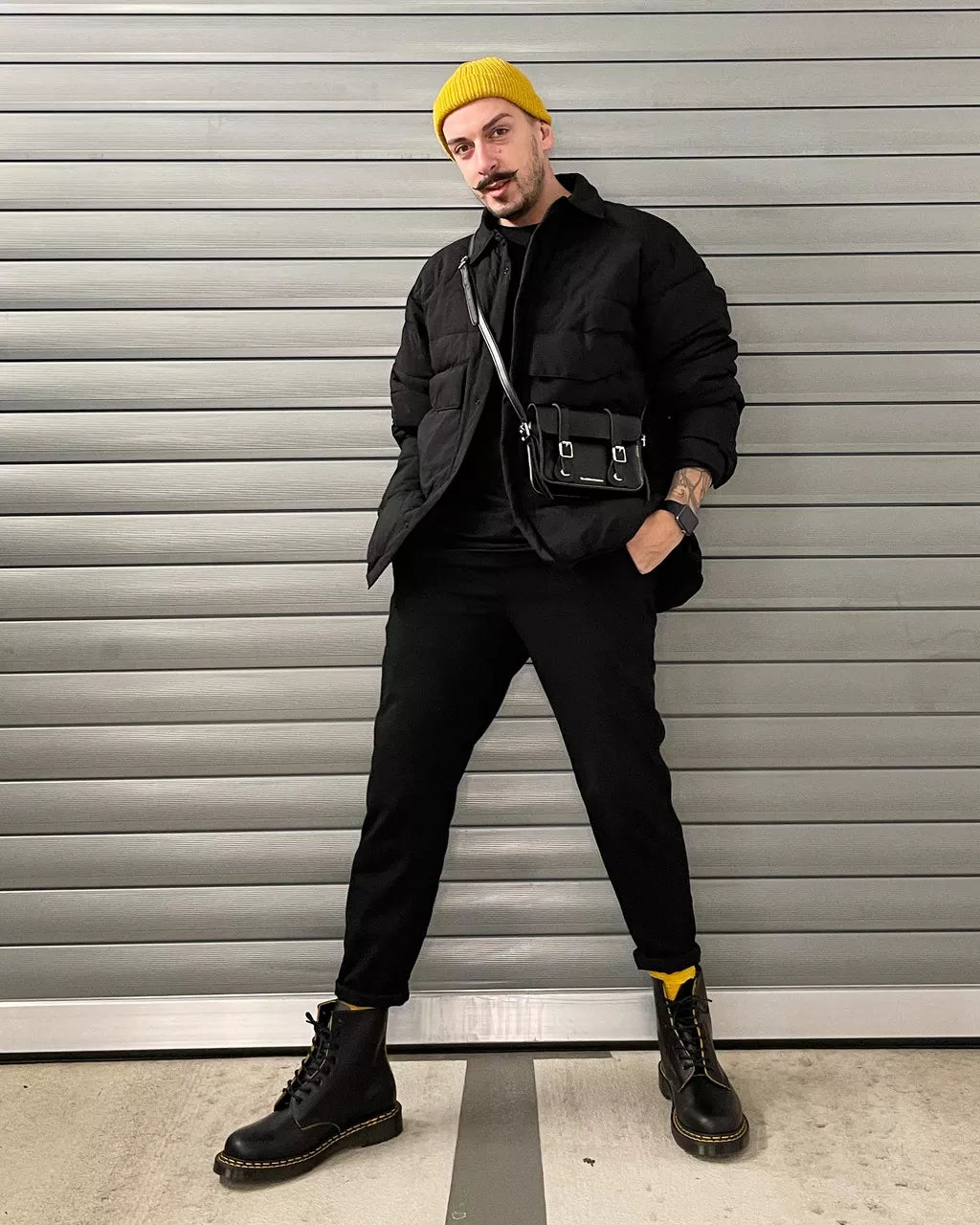 Bei PICK UP in Düsseldorf findest Du Dr. Martens, 7"" Leather Satchel Black Kiev  und viel mehr von Dr. Martens