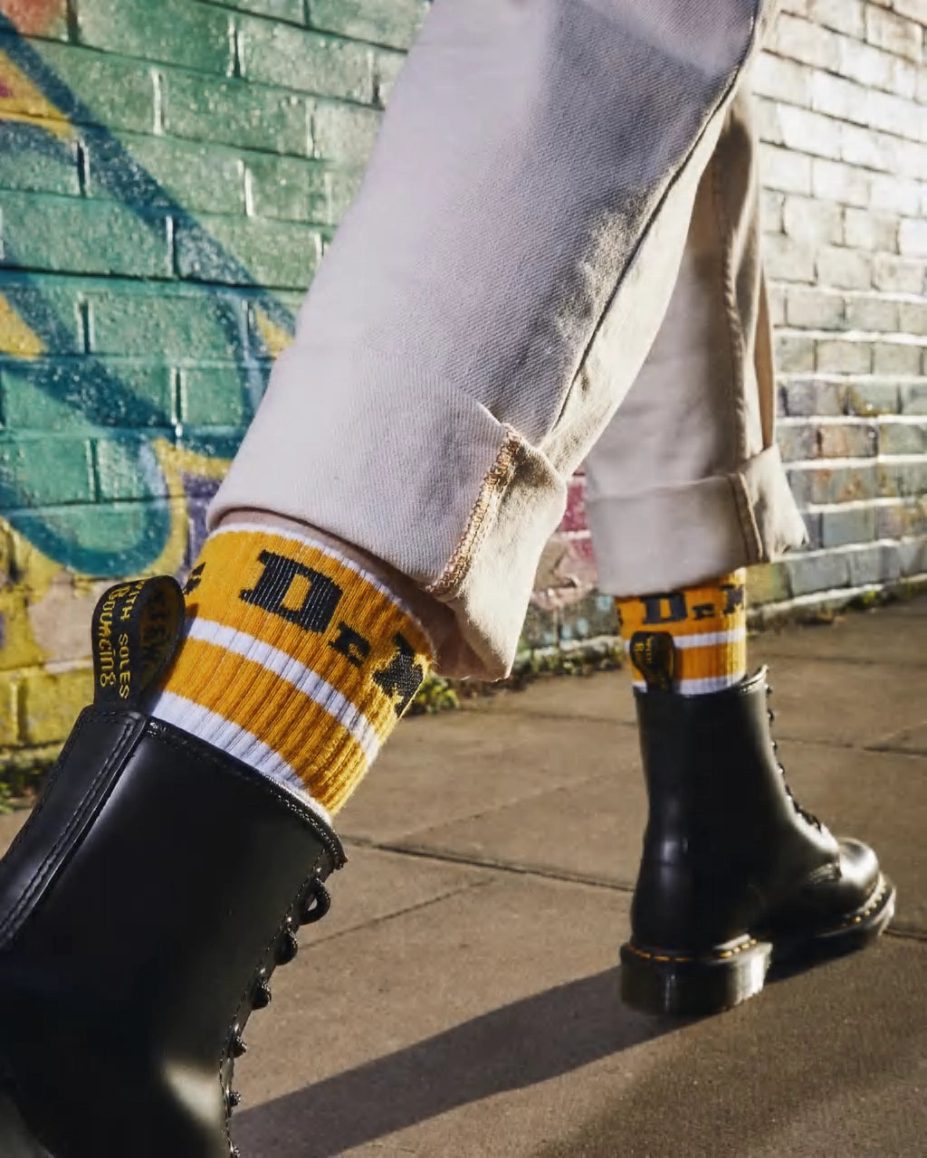Bei PICK UP in Düsseldorf findest Du Dr.Martens, SOCKS, Athletic Logo, White + Yellow  und viel mehr von Dr. Martens