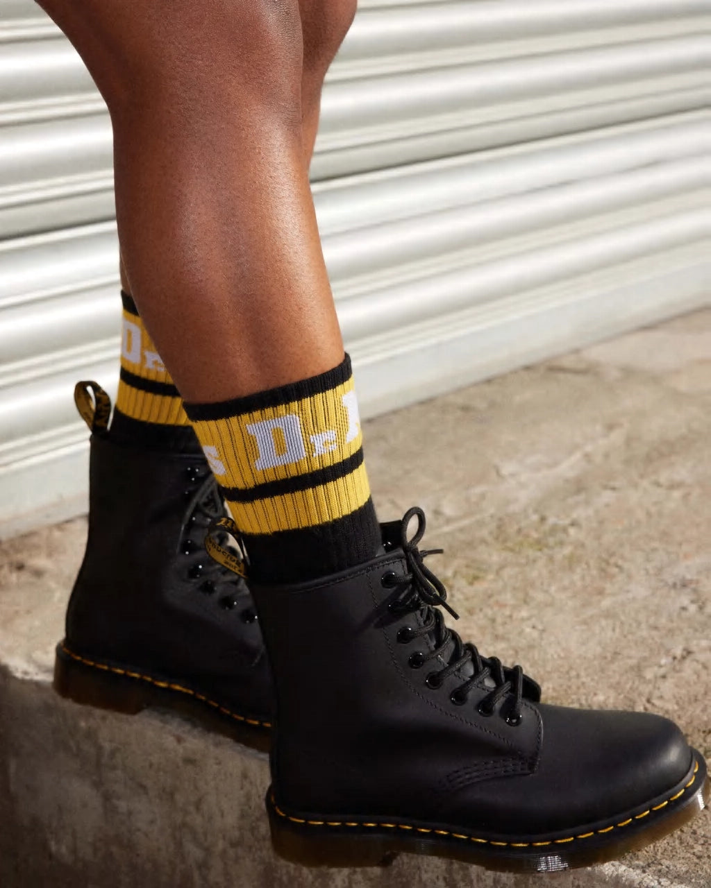 Bei PICK UP in Düsseldorf findest Du Dr.Martens, SOCKS, Athletic Logo, Black + White + Yellow  und viel mehr von Dr. Martens