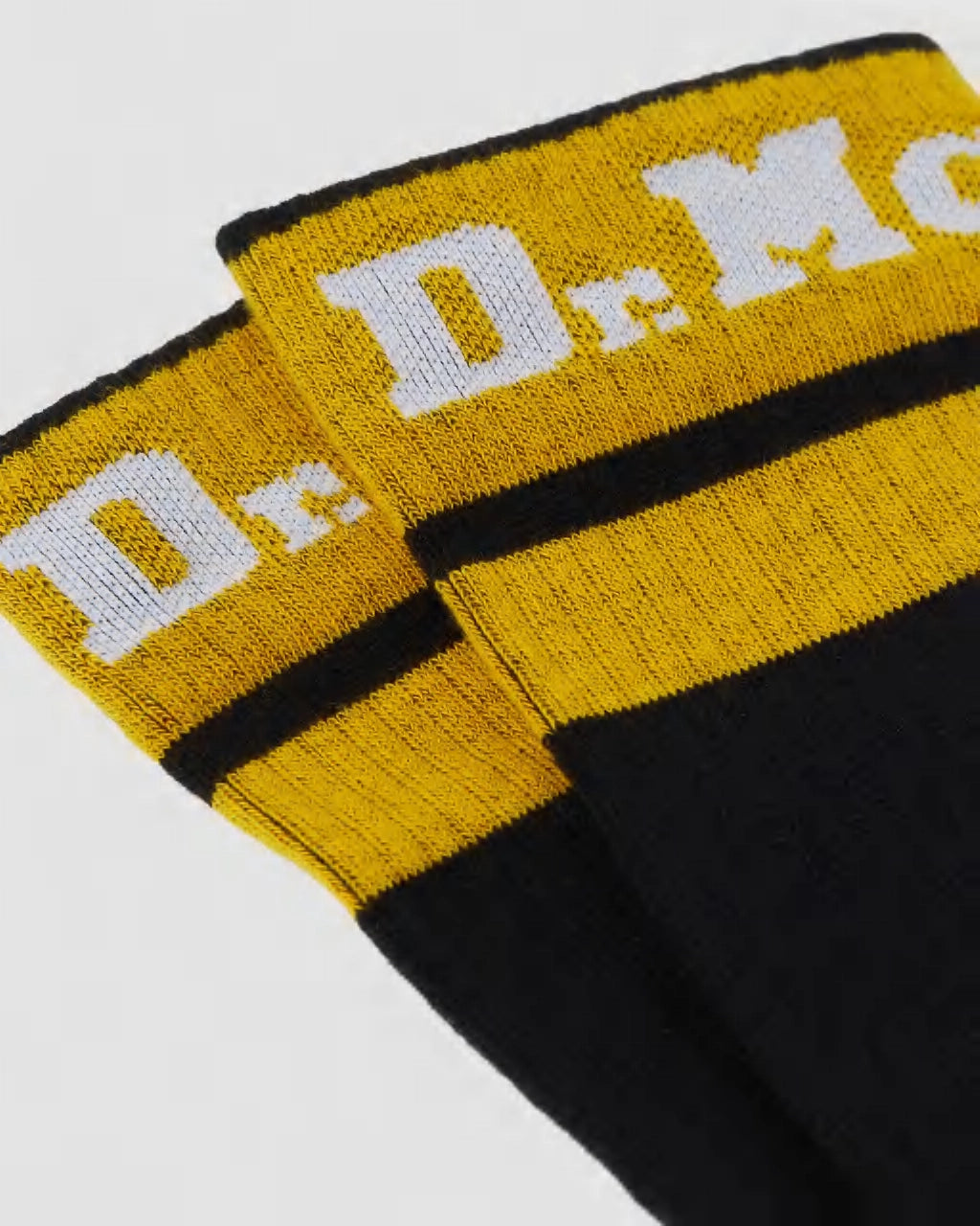 Bei PICK UP in Düsseldorf findest Du Dr.Martens, SOCKS, Athletic Logo, Black + White + Yellow  und viel mehr von Dr. Martens