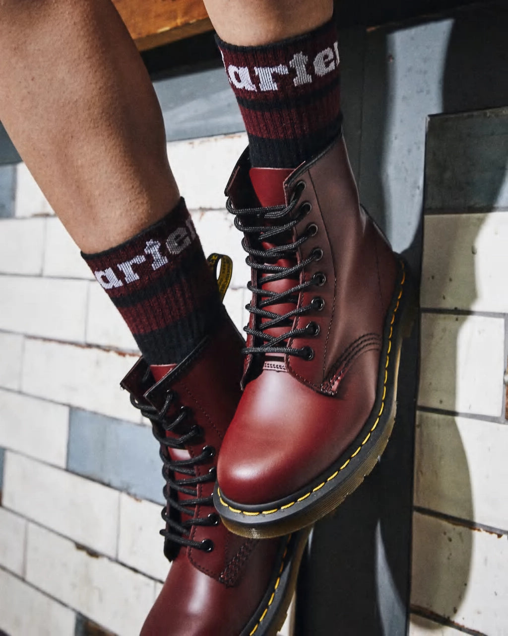 Bei PICK UP in Düsseldorf findest Du Dr.Martens, SOCKS, Athletic Logo, Black + Cherry Red + White und viel mehr von Dr. Martens