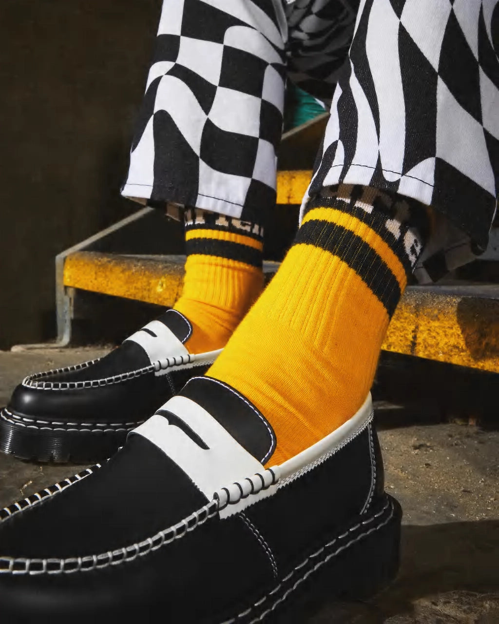 Bei PICK UP in Düsseldorf findest Du Dr.Martens, SOCKS, Athletic Logo, Yellow und viel mehr von Dr. Martens