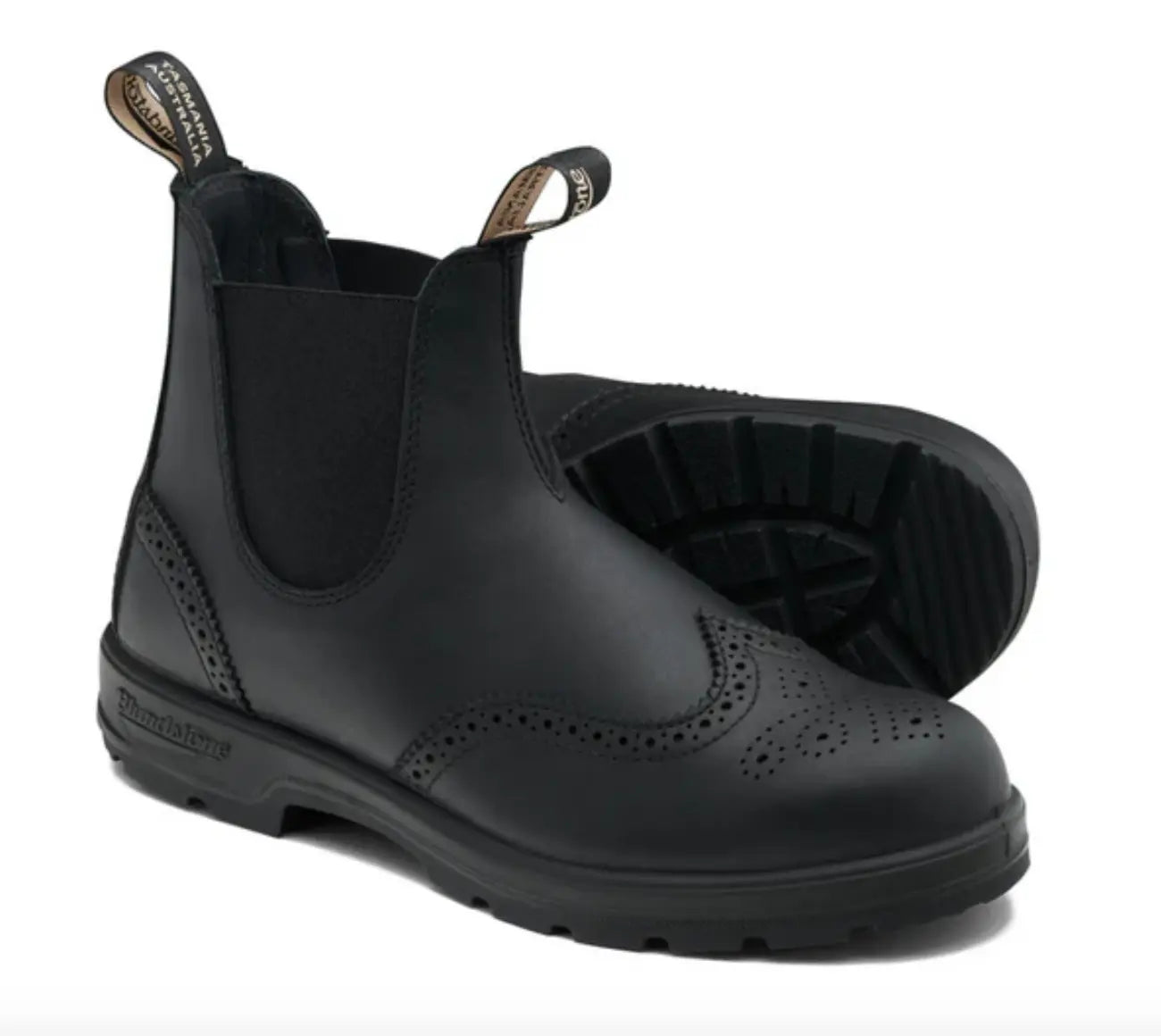 Bei PICK UP in Düsseldorf findest Du Blundstone, #2443 Brogued Black Leather  und viel mehr von Blundstone