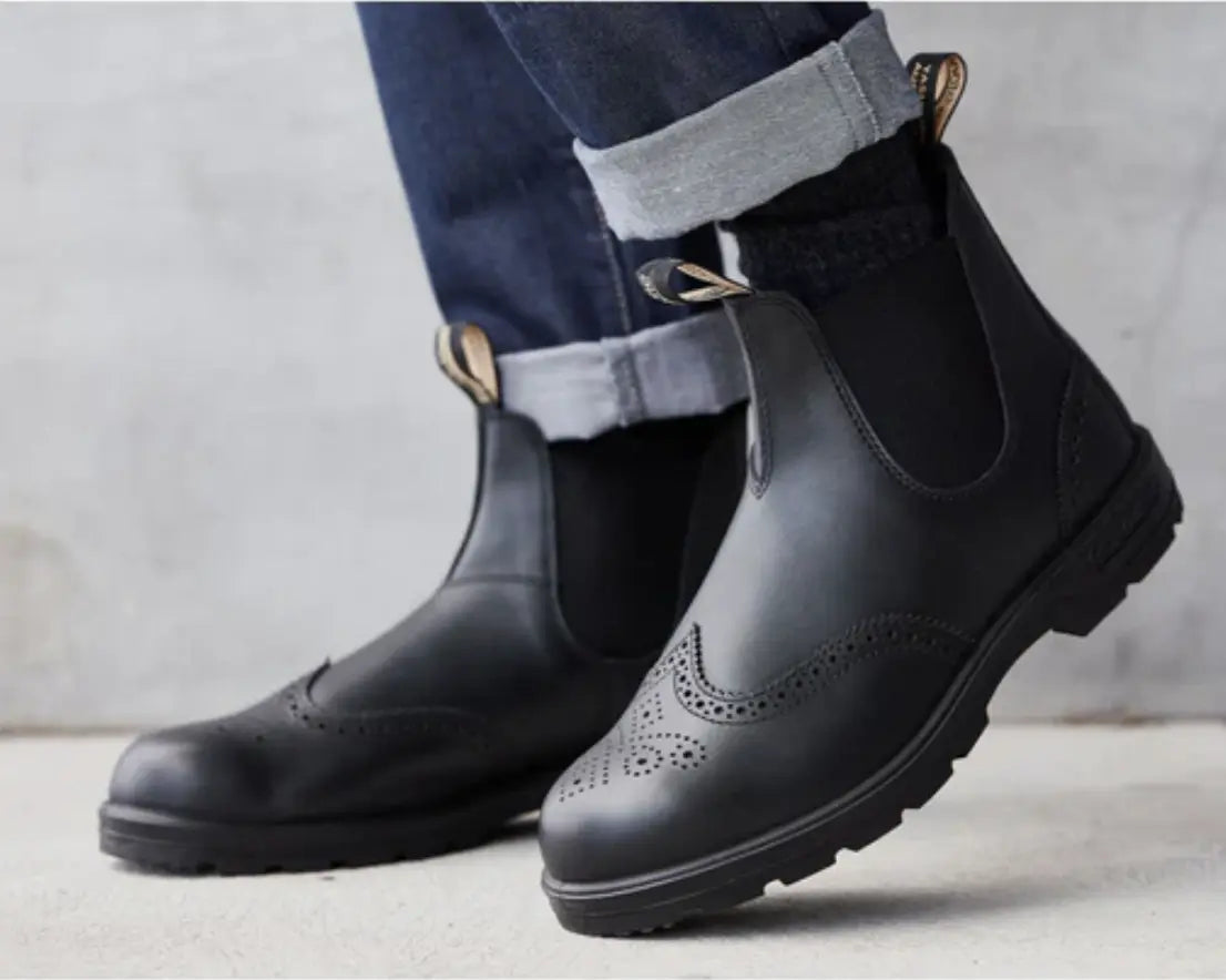 Bei PICK UP in Düsseldorf findest Du Blundstone, #2443 Brogued Black Leather  und viel mehr von Blundstone