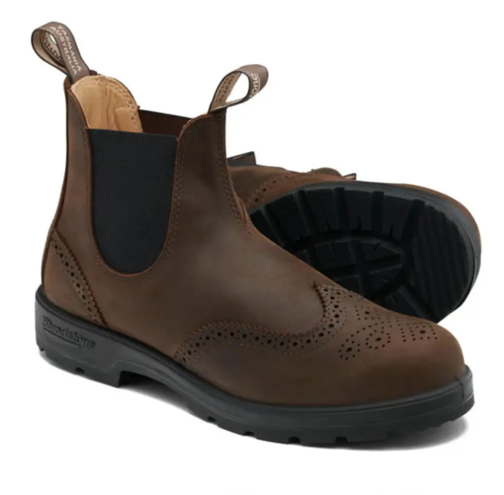 Bei PICK UP in Düsseldorf findest Du Blundstone, #2444 Brogued Antique Brown Leather  und viel mehr von Blundstone