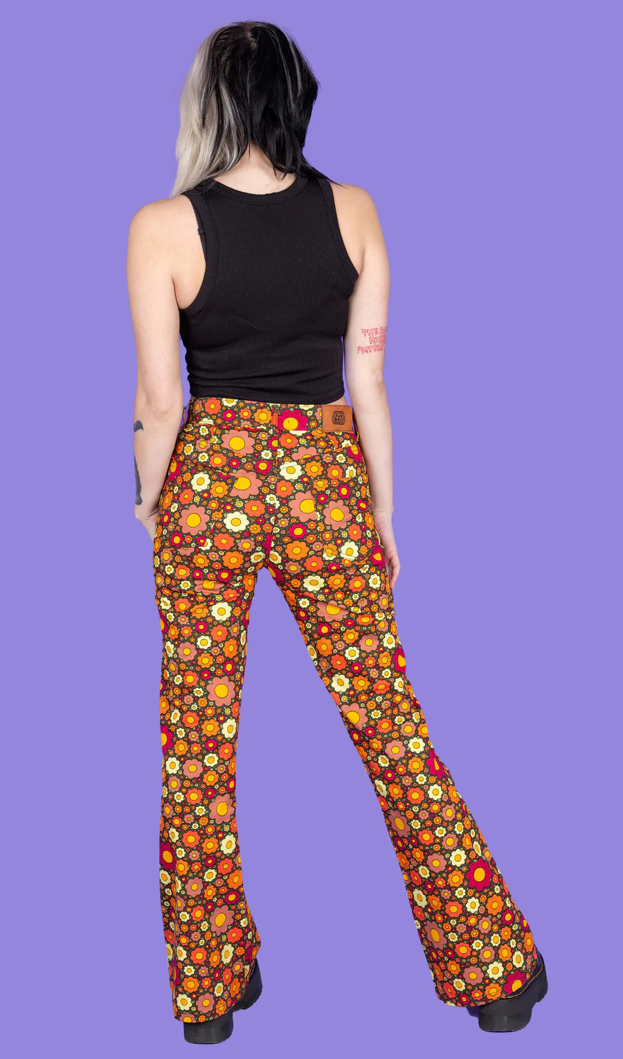 Bei PICK UP in Düsseldorf findest Du Ditsy Floral Bellbottoms und viel mehr von RUN & FLY