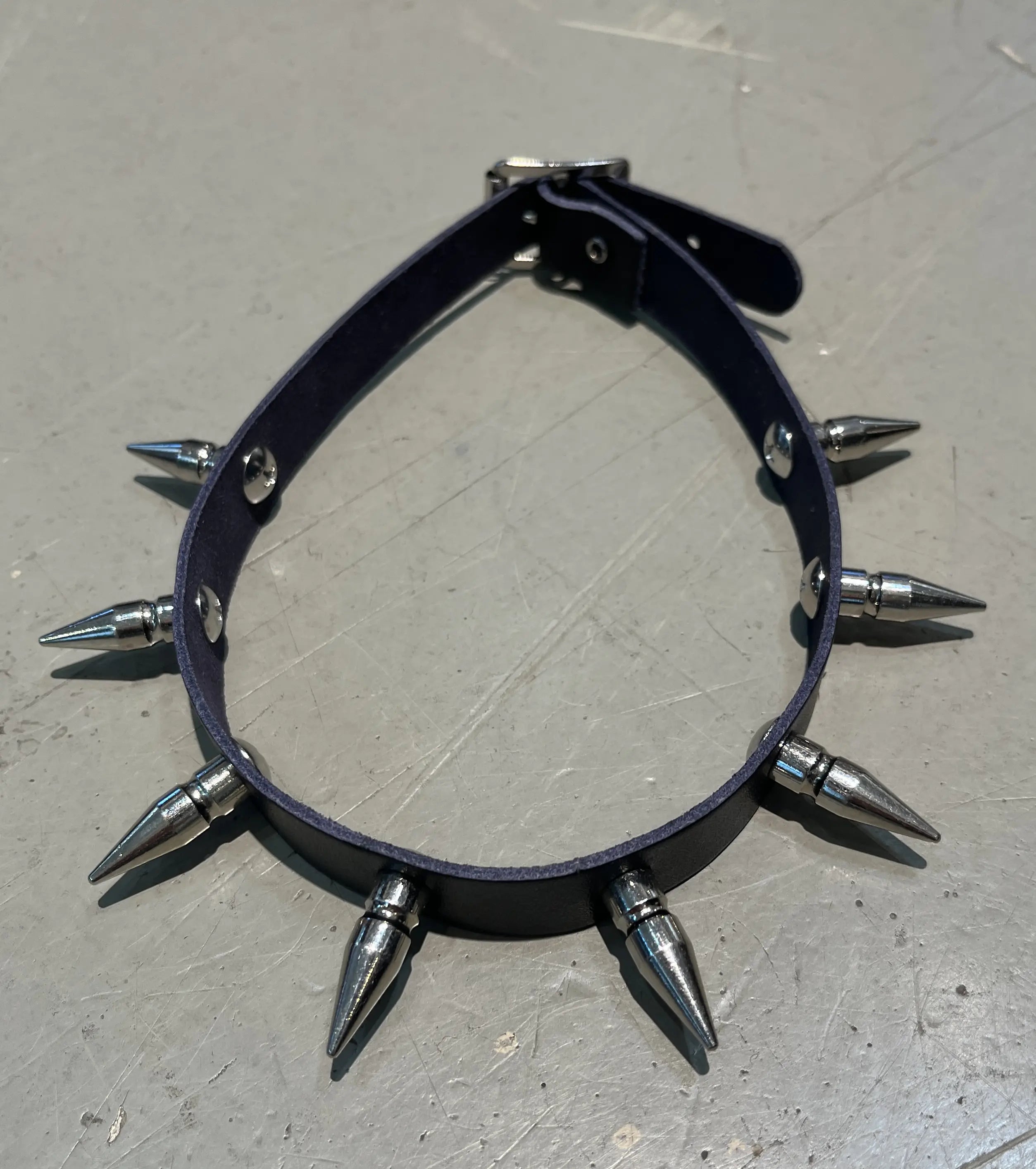 Bei PICK UP in Düsseldorf findest Du 1 ROW MEDIUM SCREW SPIKE NECKBAND, NB30  und viel mehr von Stylex