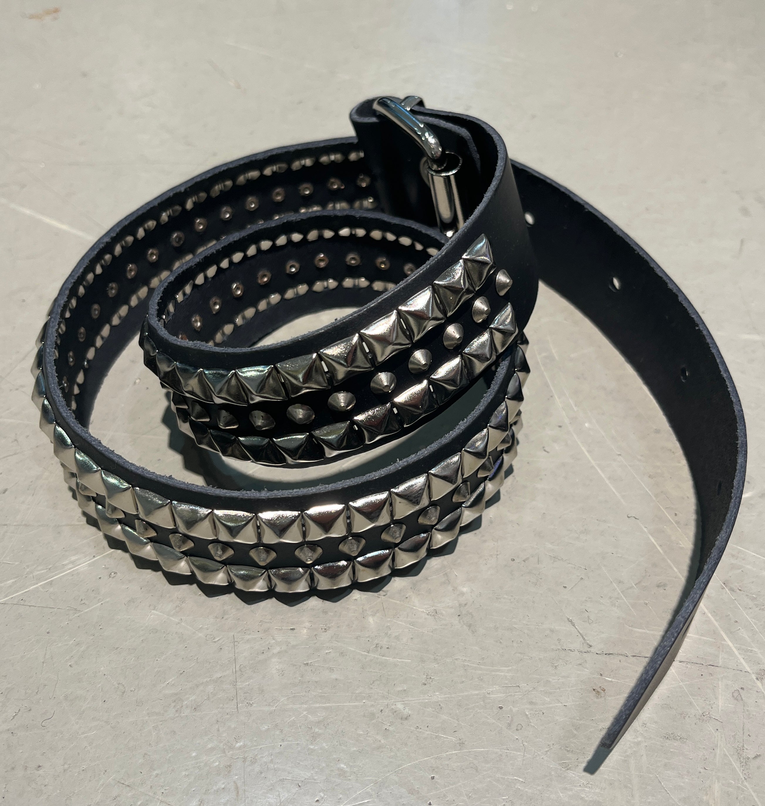 Bei PICK UP in Düsseldorf findest Du 3 Row Pyramid & Baby Cone Belt, B51 und viel mehr von Stylex