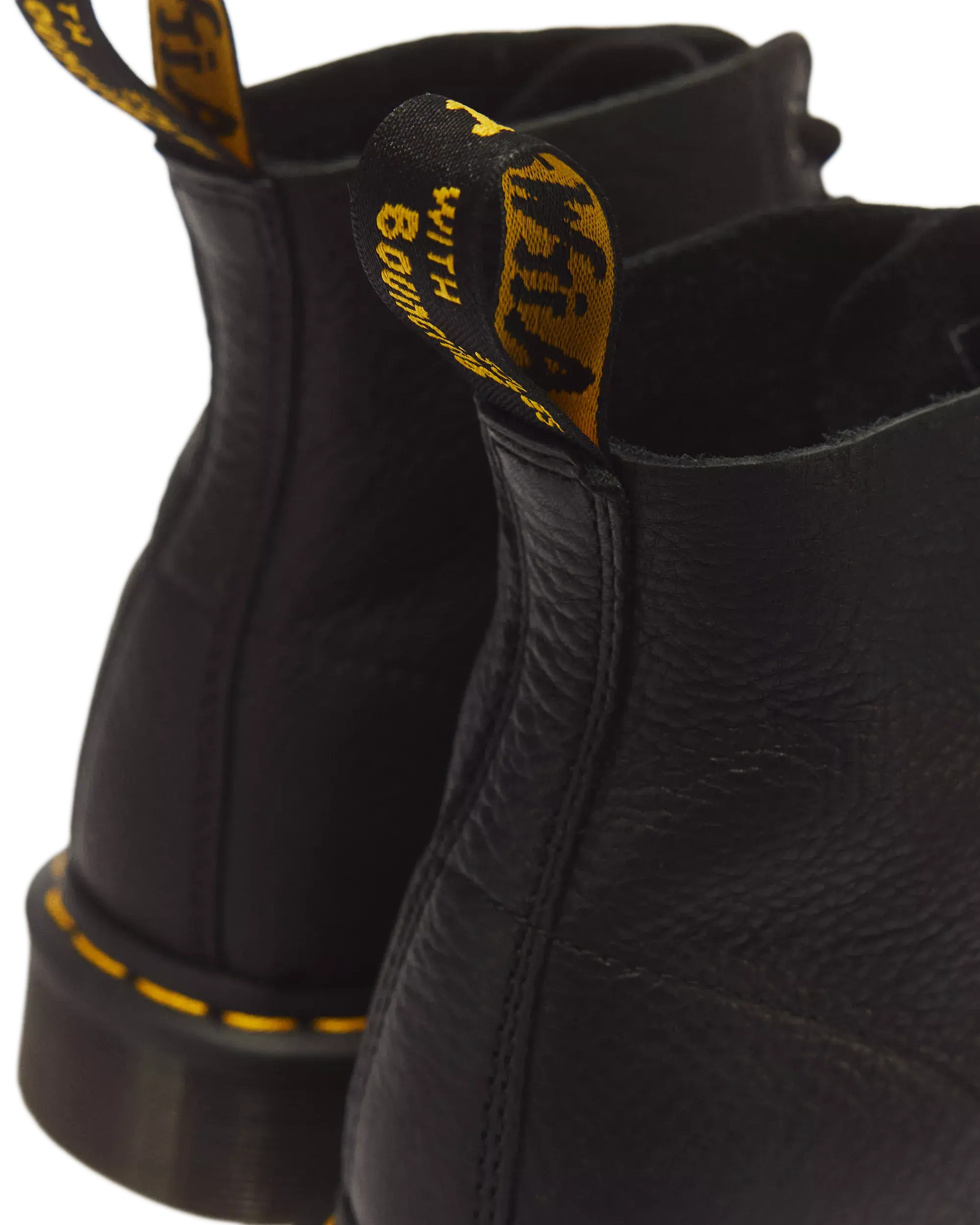 Dr. Martens 101 Black Ambassador Boots - Detailansicht Ösen und Schnürung