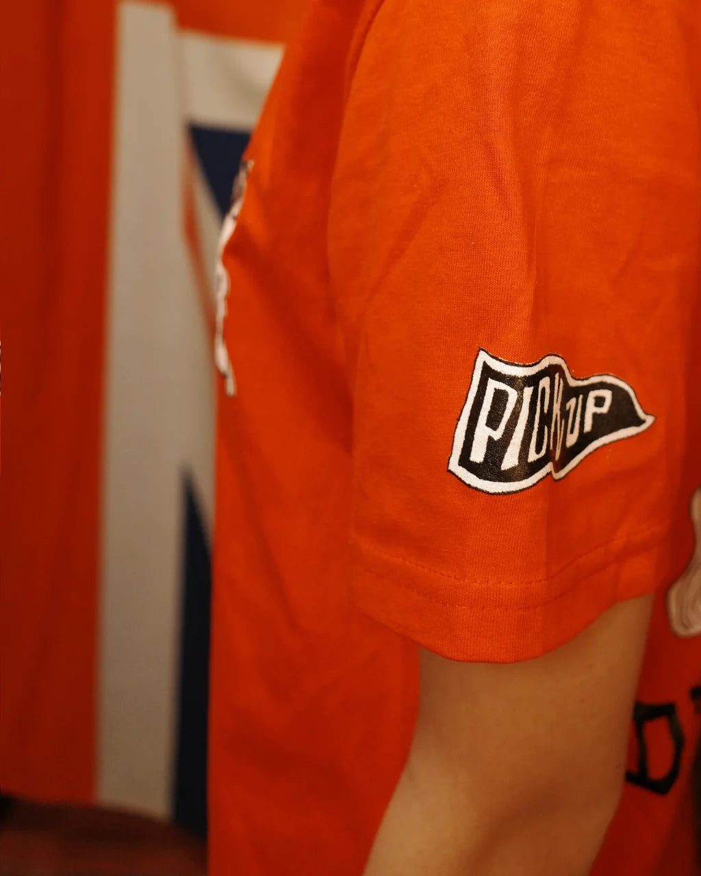 PICK UP Fahnenprint auf linkem Ärmel des roten Reiter T-Shirts
