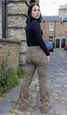 Bei PICK UP in Düsseldorf findest Du Unisex Leopard Print Bellbottom Flares  und viel mehr von RUN & FLY