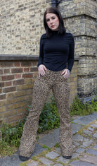 Bei PICK UP in Düsseldorf findest Du Unisex Leopard Print Bellbottom Flares  und viel mehr von RUN & FLY