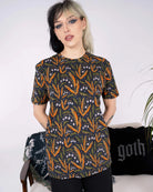 Bei PICK UP in Düsseldorf findest Du Run & Fly, Run & Fly x Clare Lewis Poison and Plants Short Sleeve T Shirt  und viel mehr von RUN & FLY