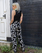 Bei PICK UP in Düsseldorf findest Du Run & Fly, Black & White Cow Print Straight Leg Trousers  und viel mehr von RUN & FLY