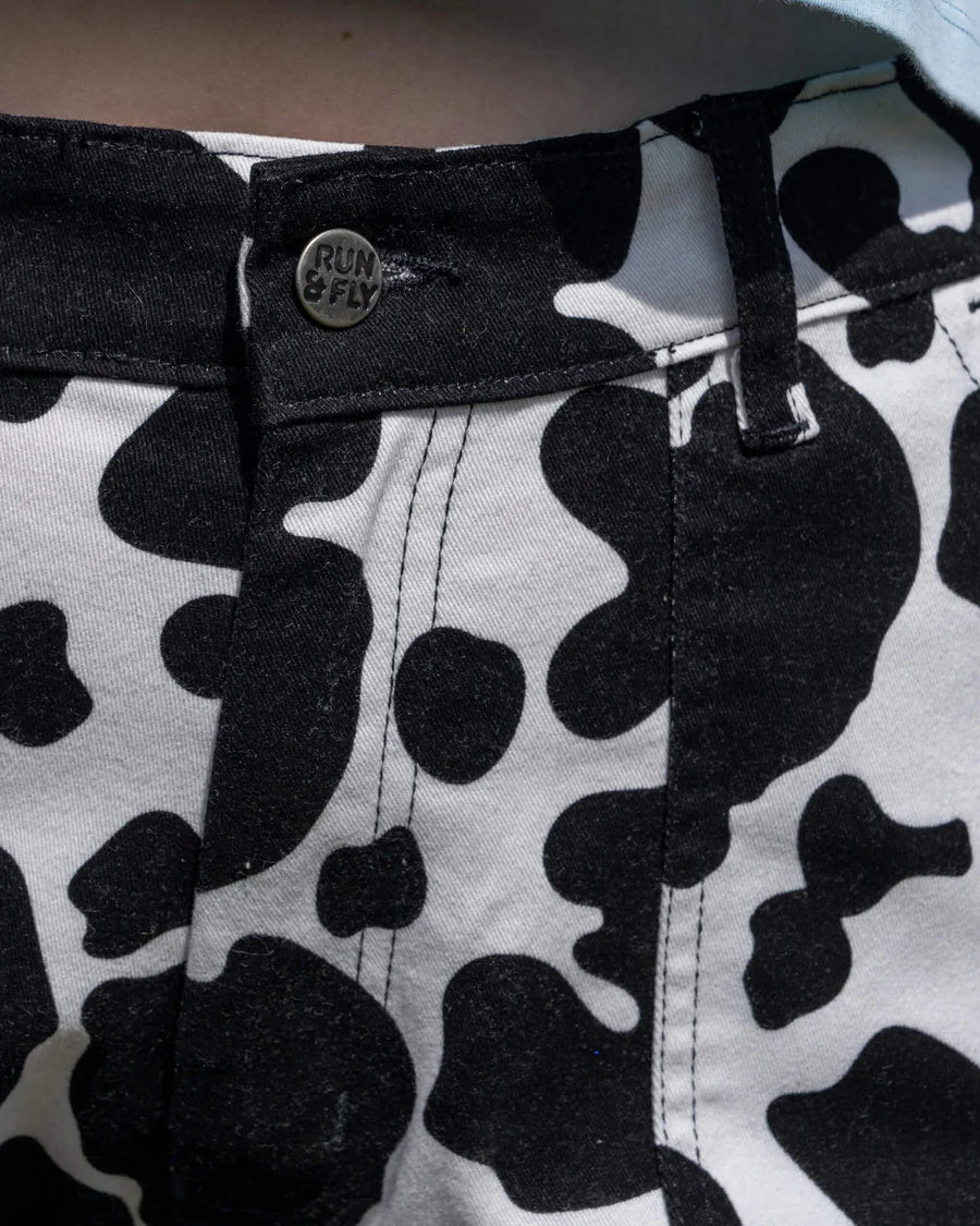 Bei PICK UP in Düsseldorf findest Du Run & Fly, Black & White Cow Print Straight Leg Trousers  und viel mehr von RUN & FLY