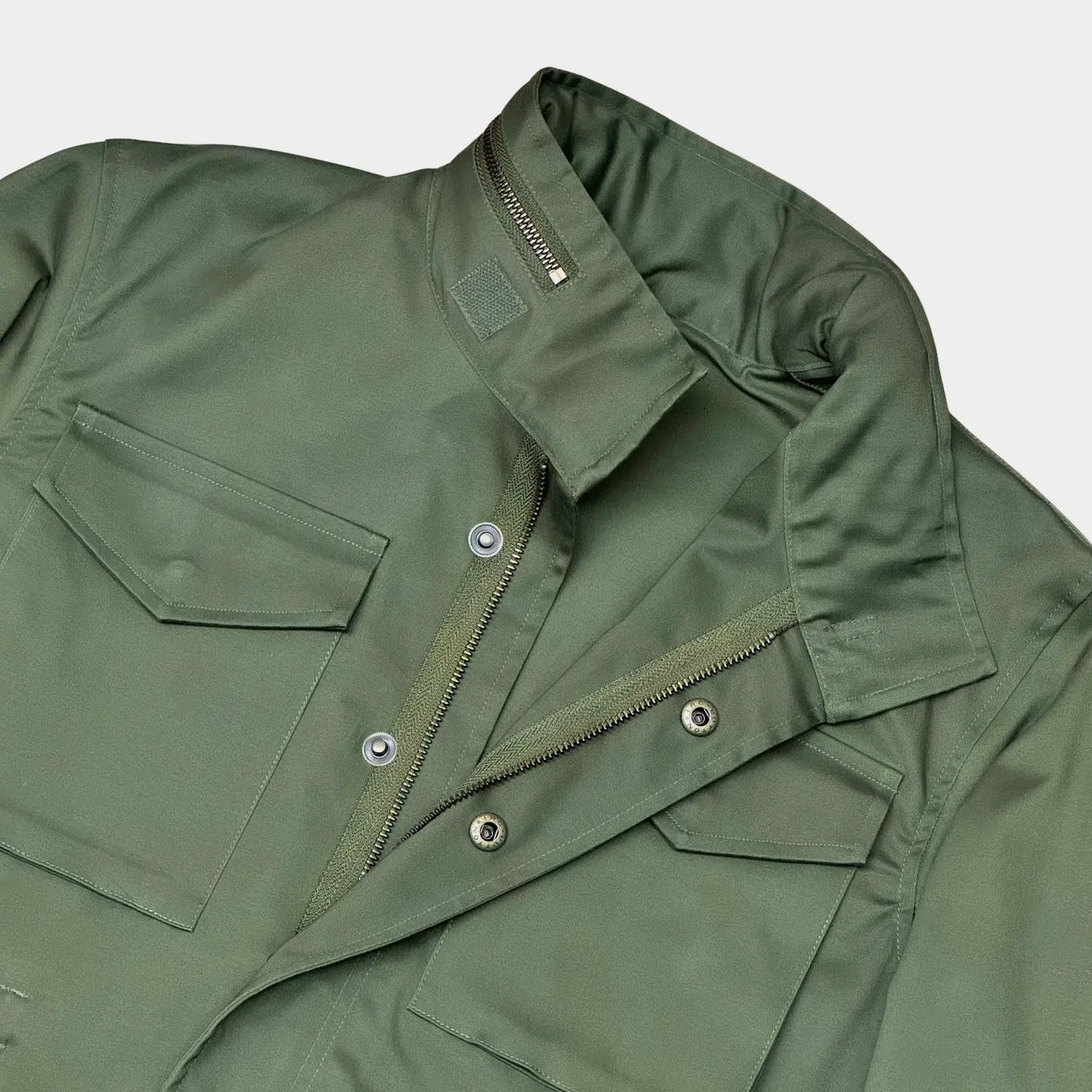 Bei PICK UP in Düsseldorf findest Du HOXTON, M65 Field Jacket Olive  und viel mehr von HOXTON