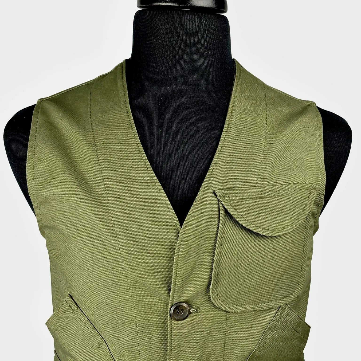 Bei PICK UP in Düsseldorf findest Du HOXTON, Utility Vest Olive  und viel mehr von HOXTON