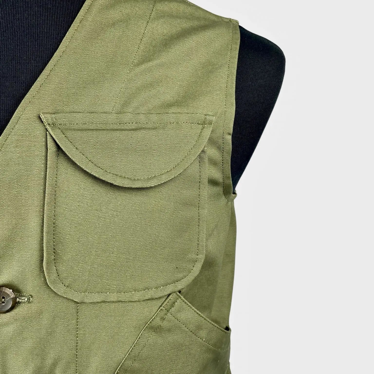 Bei PICK UP in Düsseldorf findest Du HOXTON, Utility Vest Olive  und viel mehr von HOXTON