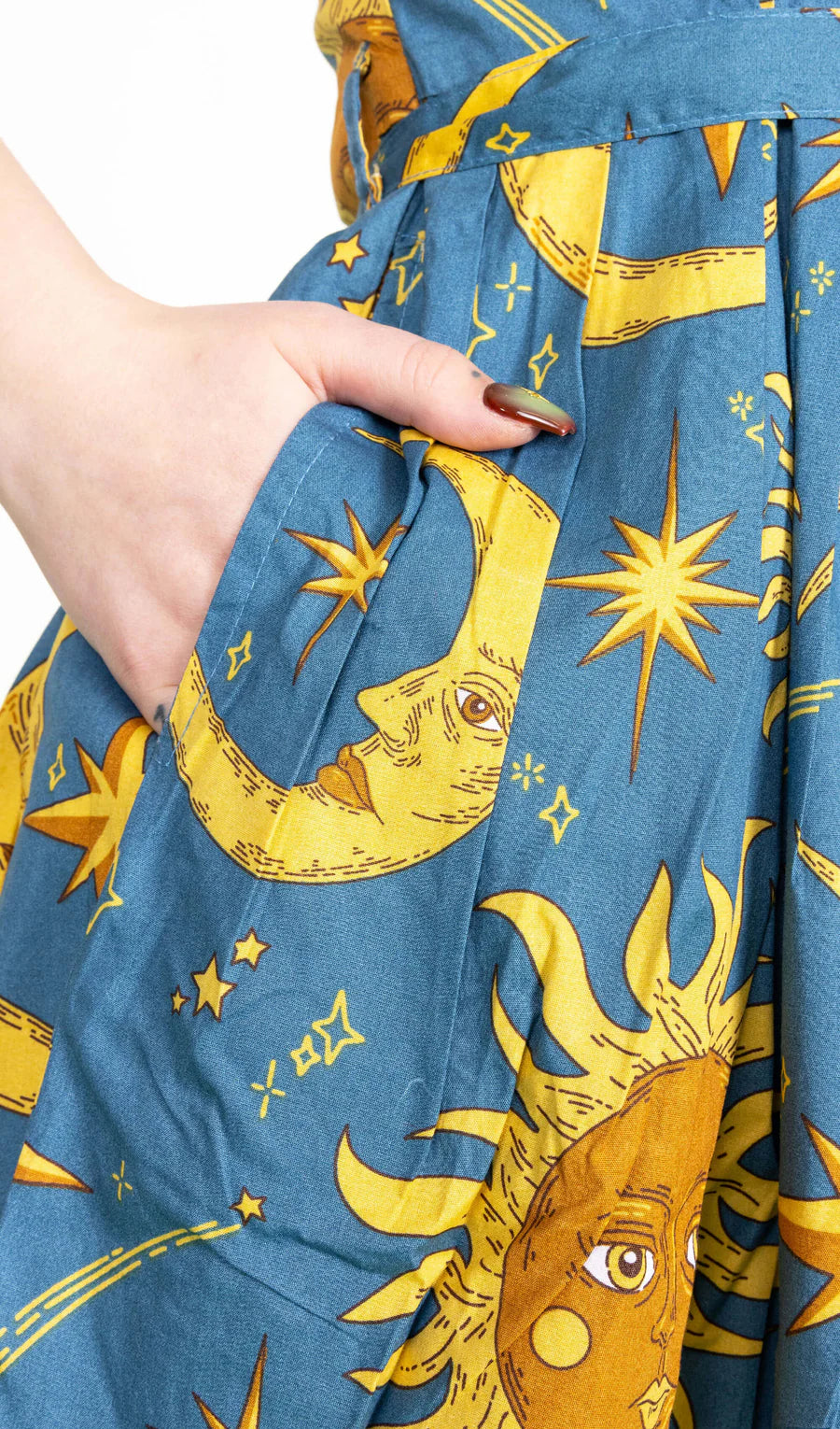 Bei PICK UP in Düsseldorf findest Du Sun & Moon St Belt Tea Dress und viel mehr von RUN & FLY