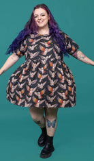 Bei PICK UP in Düsseldorf findest Du Hoot Owl Oversized Smock Dress  und viel mehr von RUN & FLY