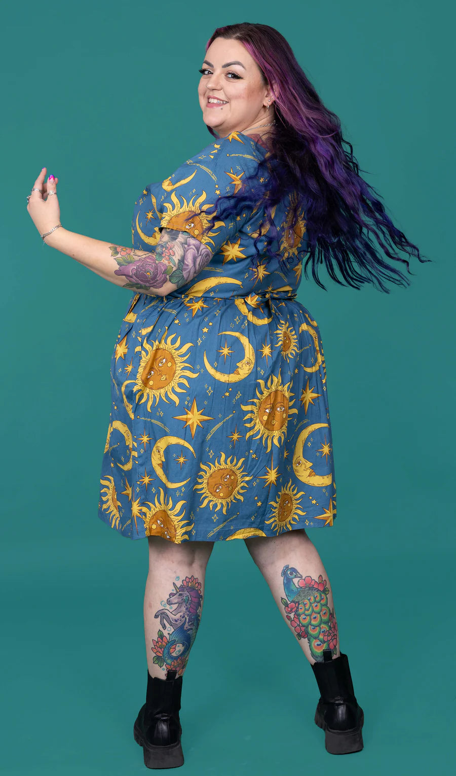 Bei PICK UP in Düsseldorf findest Du Sun & Moon St Belt Tea Dress und viel mehr von RUN & FLY