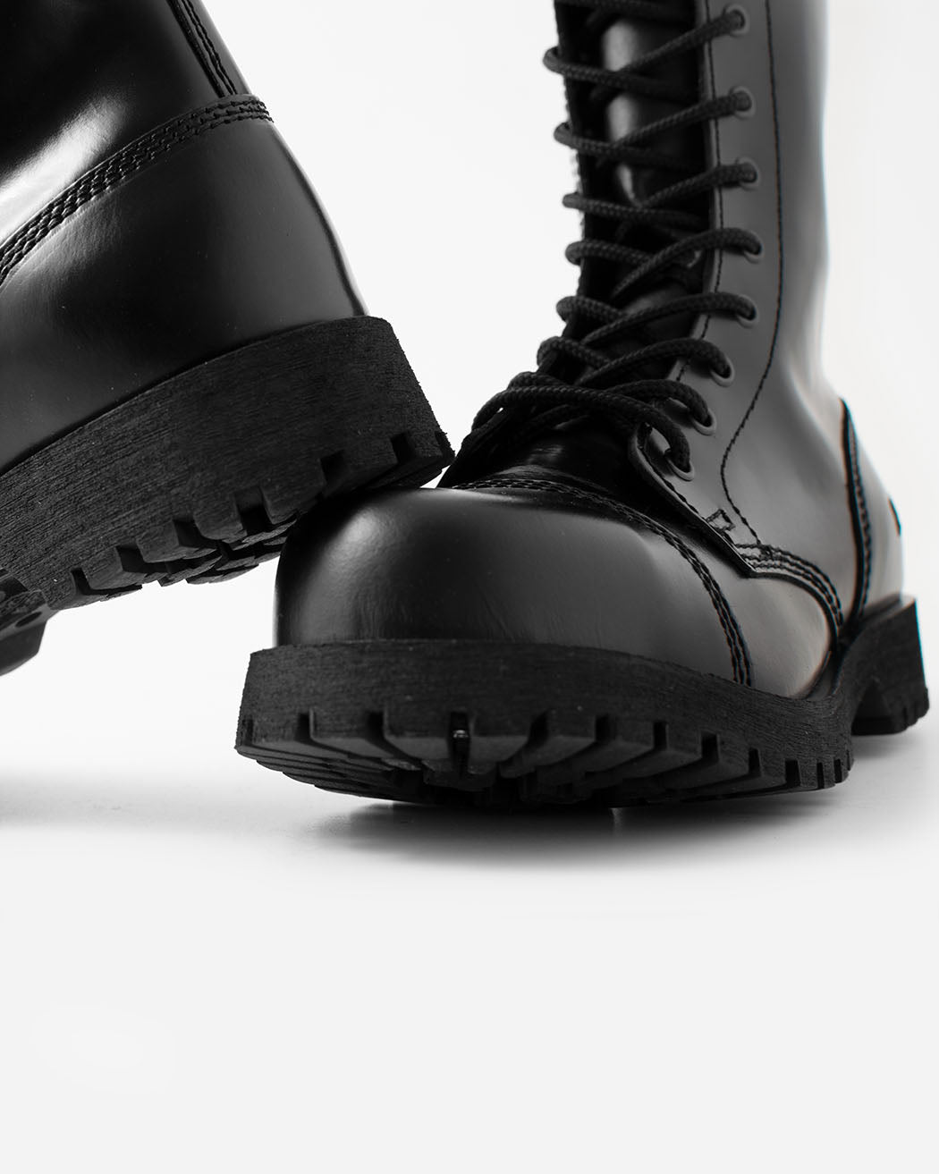 Bei PICK UP in Düsseldorf findest Du BBC, Ranger, 10 Loch Boot, Black Polido Parafusos und viel mehr von BBC