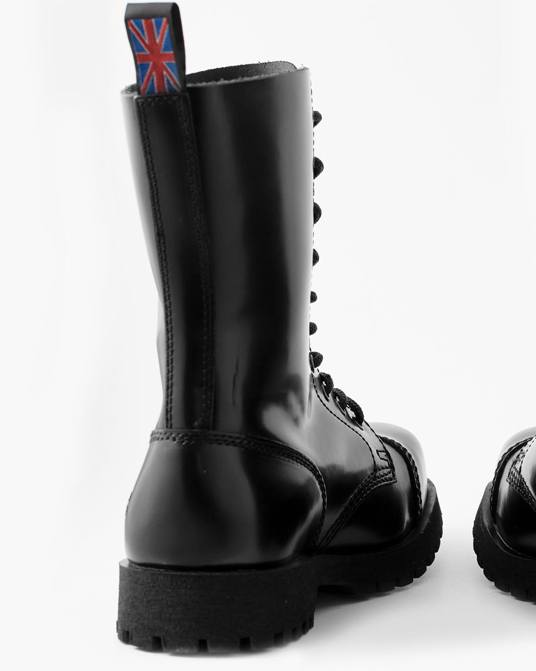 Bei PICK UP in Düsseldorf findest Du BBC, Ranger, 10 Loch Boot, Black Polido Parafusos und viel mehr von BBC