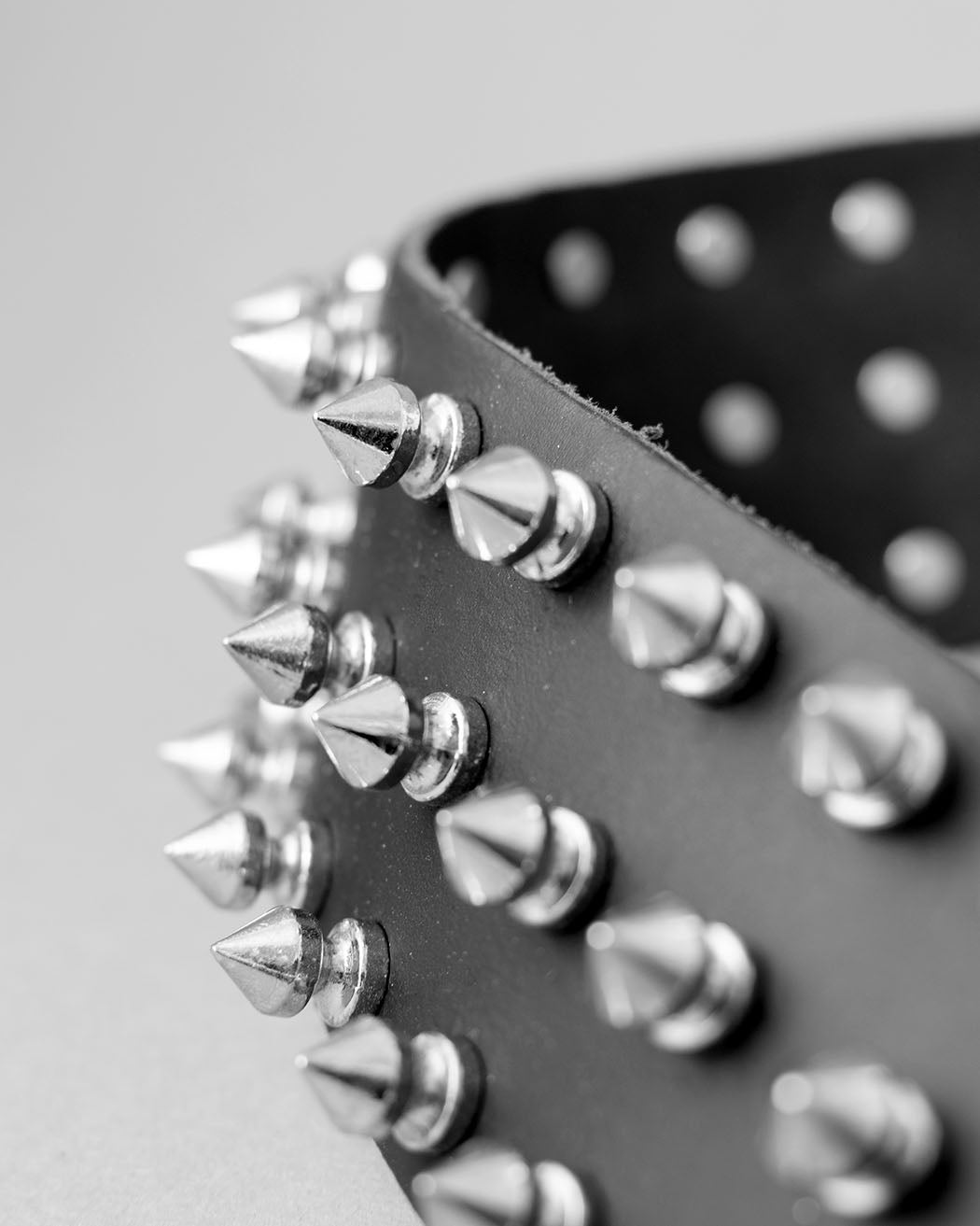 Bei PICK UP in Düsseldorf findest Du 3 Row Spike Belt, B79  und viel mehr von Stylex