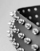 Bei PICK UP in Düsseldorf findest Du 3 Row Spike Belt, B79  und viel mehr von Stylex