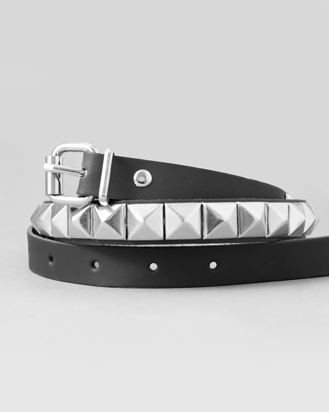 Bei PICK UP in Düsseldorf findest Du 1 Row Pyramid Belt, B21  und viel mehr von Stylex
