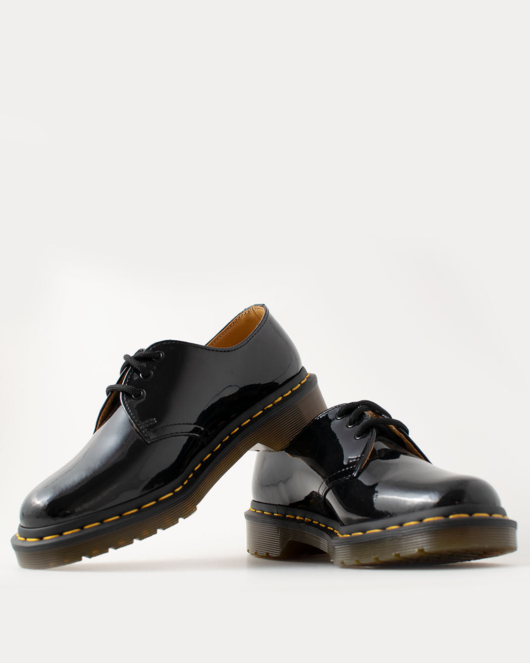 Bei PICK UP in Düsseldorf findest Du Dr. Martens, 1461 Black Patent Lamper  und viel mehr von Dr. Martens