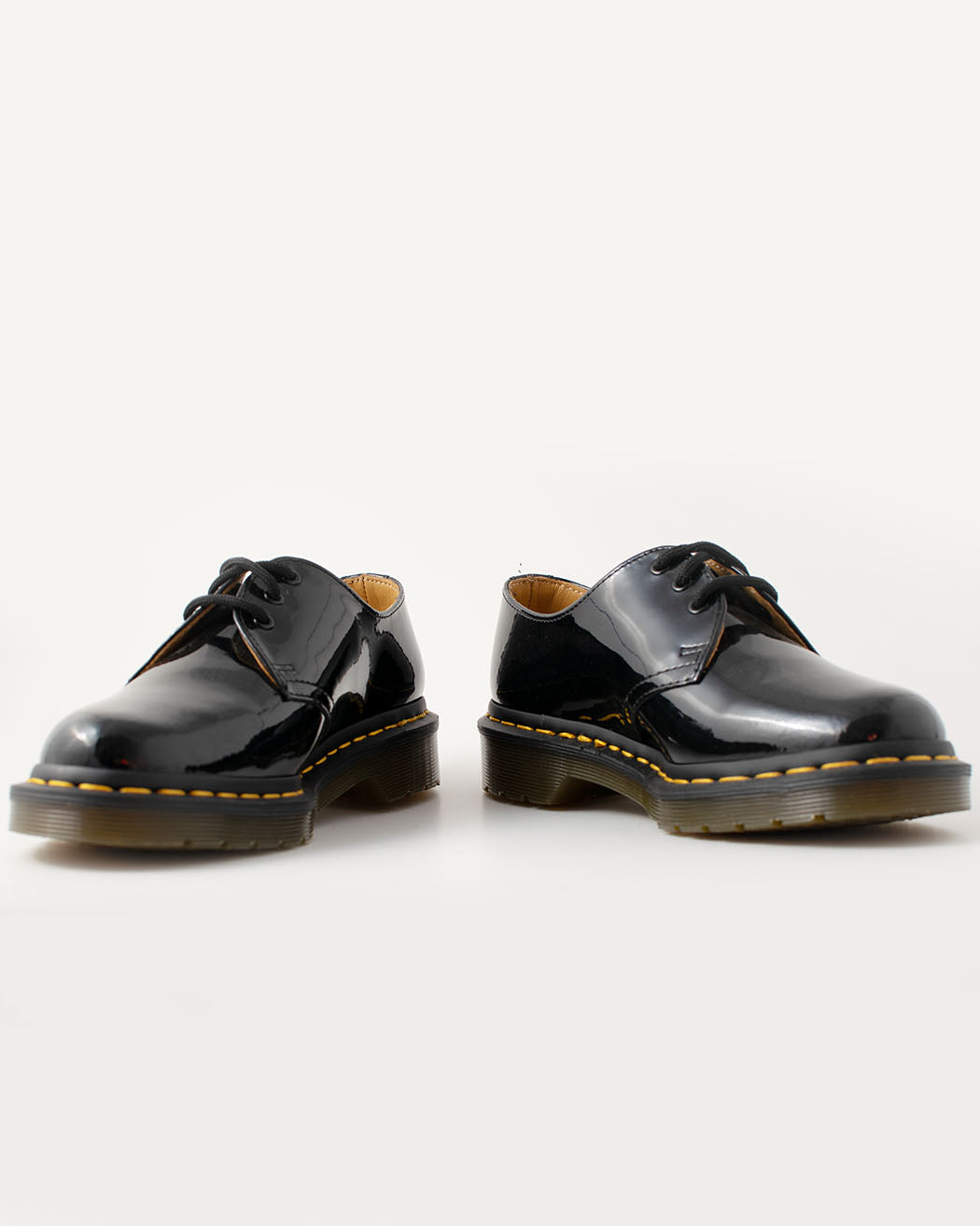 Bei PICK UP in Düsseldorf findest Du Dr. Martens, 1461 Black Patent Lamper  und viel mehr von Dr. Martens