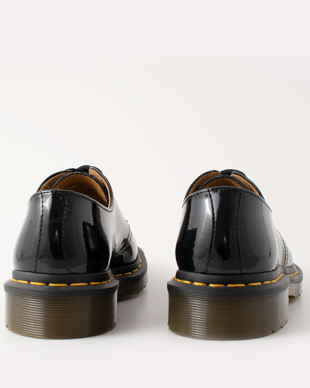 Bei PICK UP in Düsseldorf findest Du Dr. Martens, 1461 Black Patent Lamper  und viel mehr von Dr. Martens