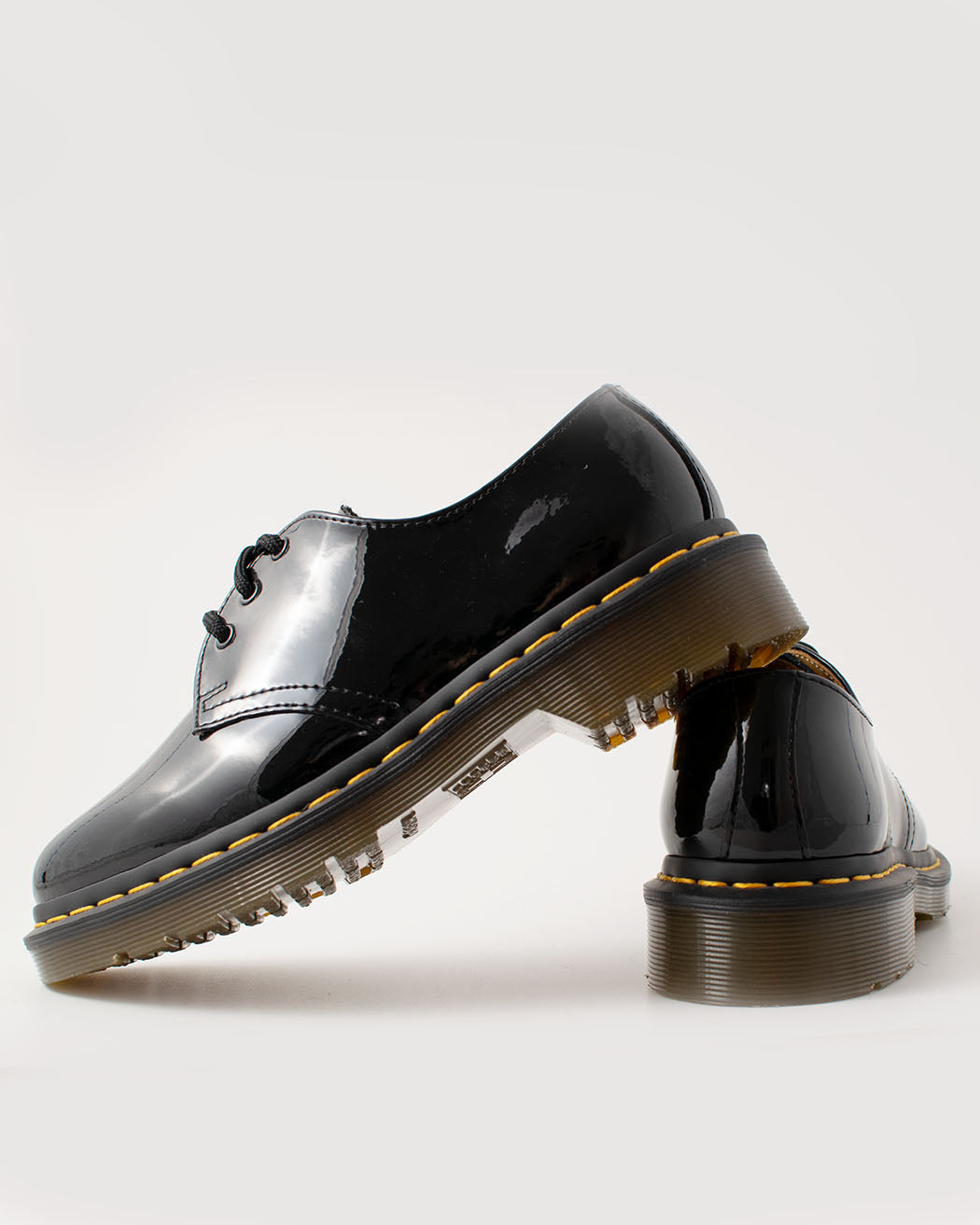 Bei PICK UP in Düsseldorf findest Du Dr. Martens, 1461 Black Patent Lamper  und viel mehr von Dr. Martens