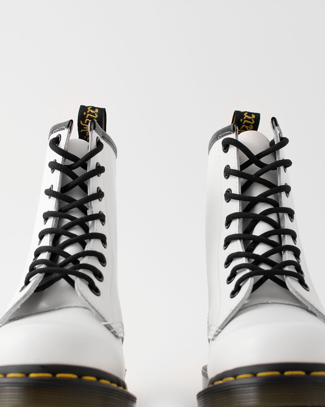 Bei PICK UP in Düsseldorf findest Du Dr. Martens, 1460 White Smooth und viel mehr von Dr. Martens