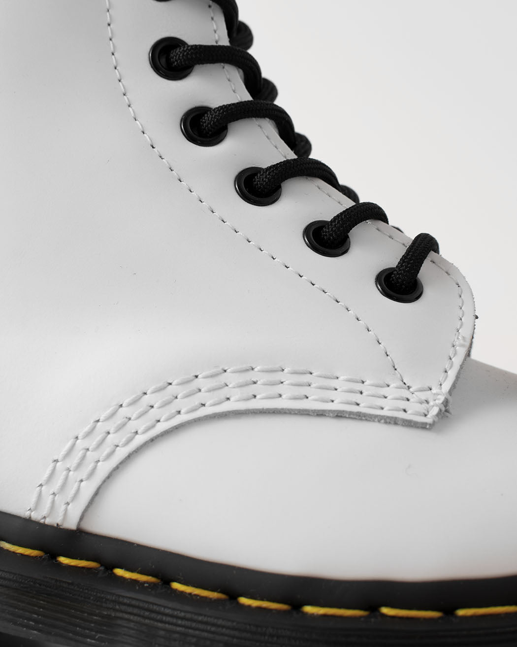 Bei PICK UP in Düsseldorf findest Du Dr. Martens, 1460 White Smooth und viel mehr von Dr. Martens