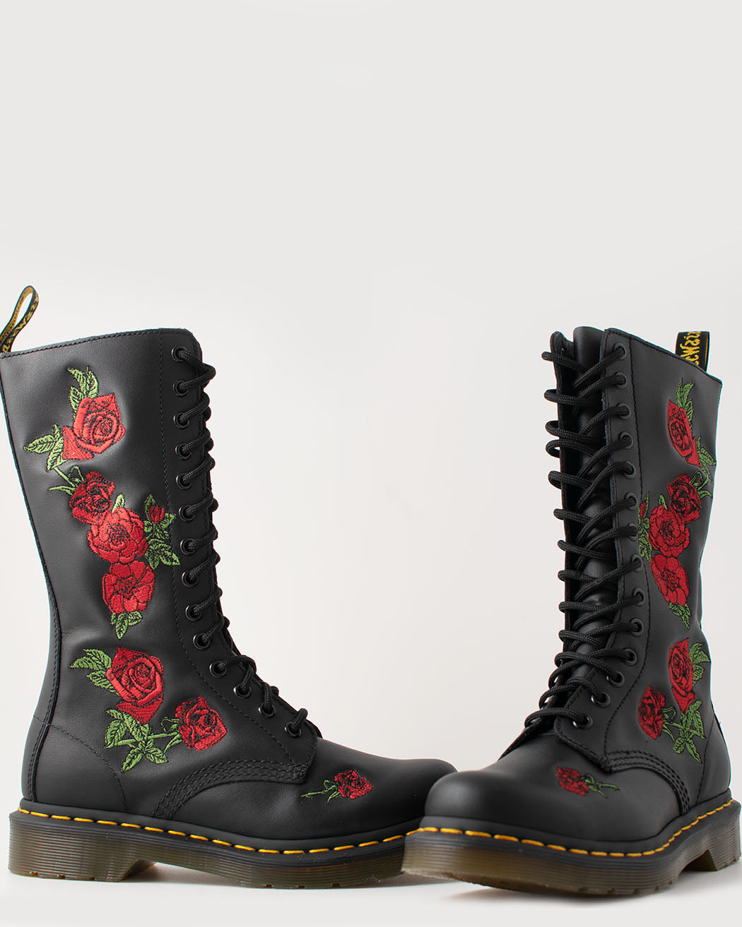 Bei PICK UP in Düsseldorf findest Du Dr. Martens, Vonda Embroidery Black  und viel mehr von Dr. Martens
