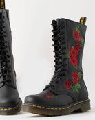Bei PICK UP in Düsseldorf findest Du Dr. Martens, Vonda Embroidery Black  und viel mehr von Dr. Martens