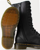 Bei PICK UP in Düsseldorf findest Du Dr. Martens, Vonda Embroidery Black  und viel mehr von Dr. Martens