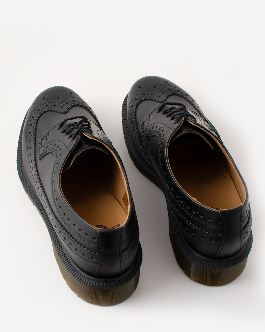 Bei PICK UP in Düsseldorf findest Du Dr. Martens, 3989 Brogue Black Smooth, 13844001  und viel mehr von Dr. Martens