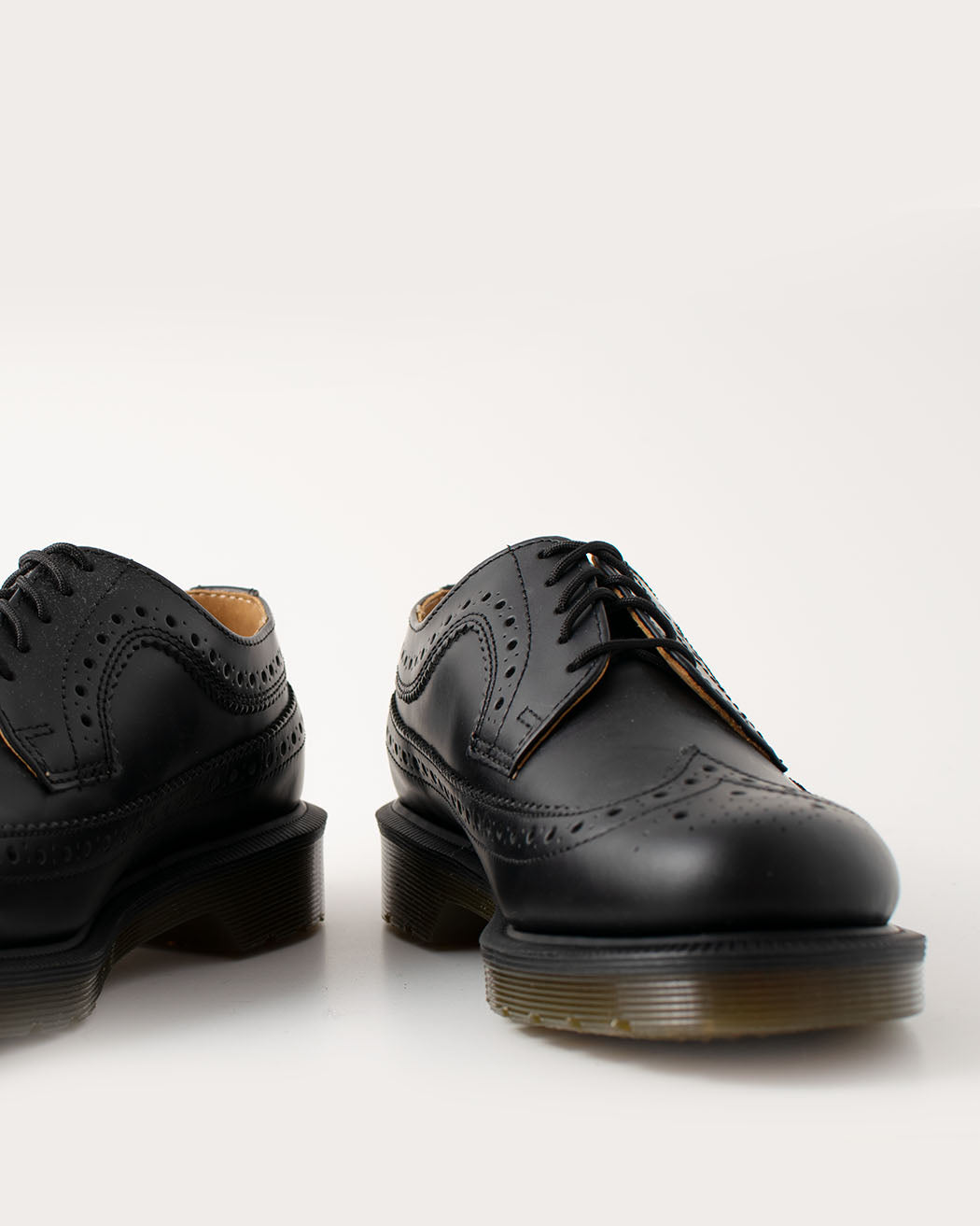 Bei PICK UP in Düsseldorf findest Du Dr. Martens, 3989 Brogue Black Smooth, 13844001  und viel mehr von Dr. Martens
