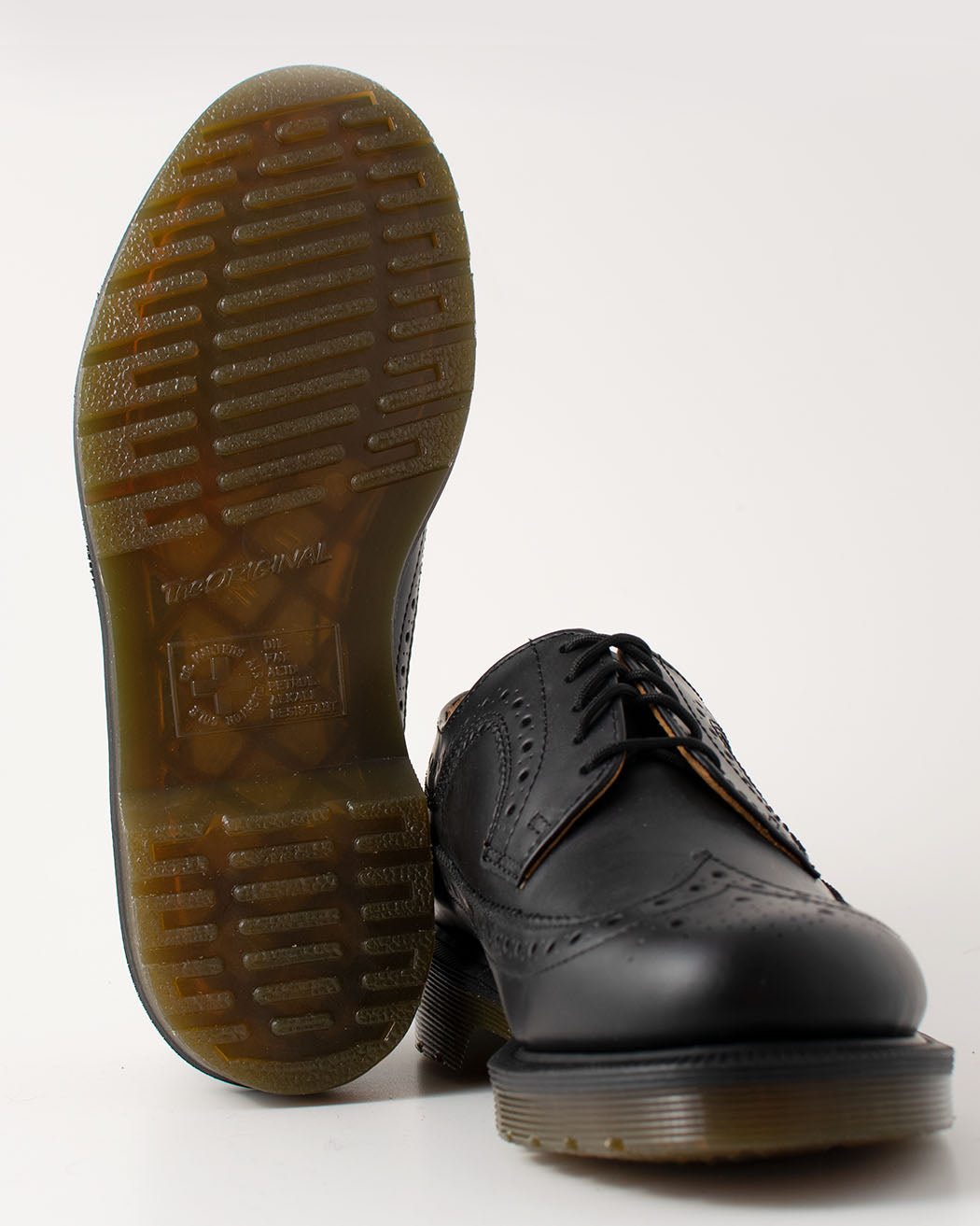 Bei PICK UP in Düsseldorf findest Du Dr. Martens, 3989 Brogue Black Smooth, 13844001  und viel mehr von Dr. Martens