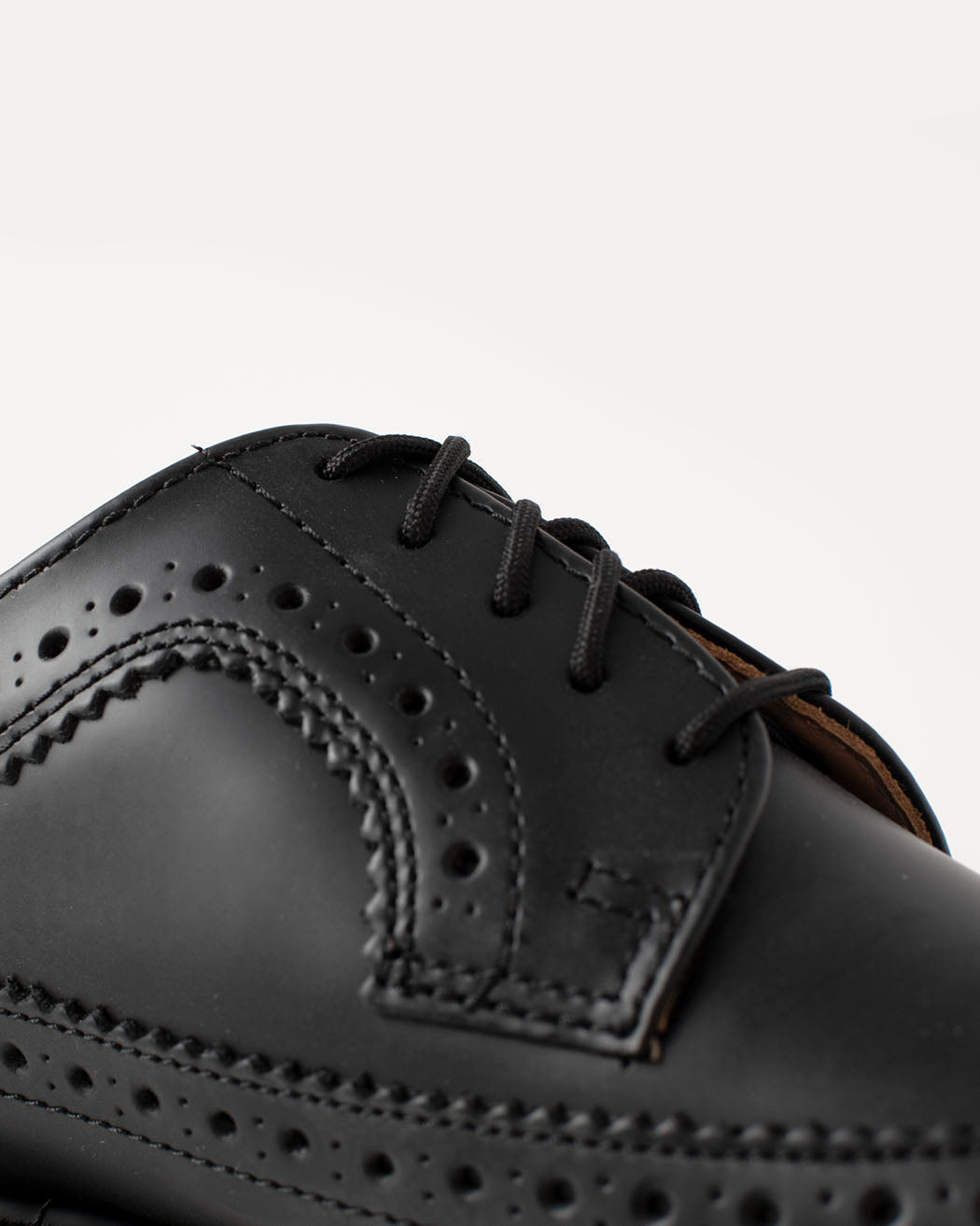 Bei PICK UP in Düsseldorf findest Du Dr. Martens, 3989 Brogue Black Smooth, 13844001  und viel mehr von Dr. Martens