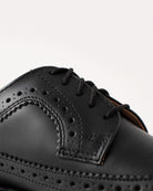 Bei PICK UP in Düsseldorf findest Du Dr. Martens, 3989 Brogue Black Smooth, 13844001  und viel mehr von Dr. Martens