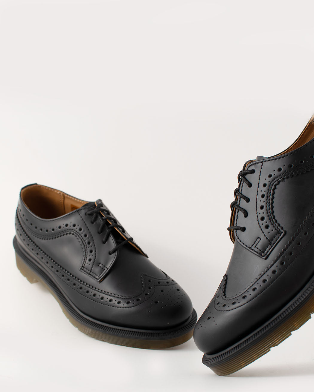Bei PICK UP in Düsseldorf findest Du Dr. Martens, 3989 Brogue Black Smooth, 13844001  und viel mehr von Dr. Martens