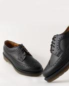 Bei PICK UP in Düsseldorf findest Du Dr. Martens, 3989 Brogue Black Smooth, 13844001  und viel mehr von Dr. Martens