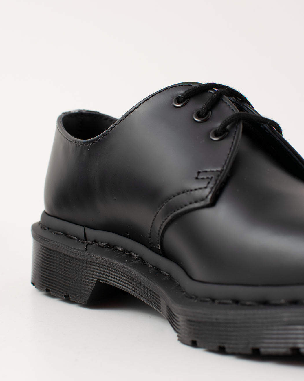 Bei PICK UP in Düsseldorf findest Du Dr. Martens, 1461 MONO Black Smooth  und viel mehr von Dr. Martens