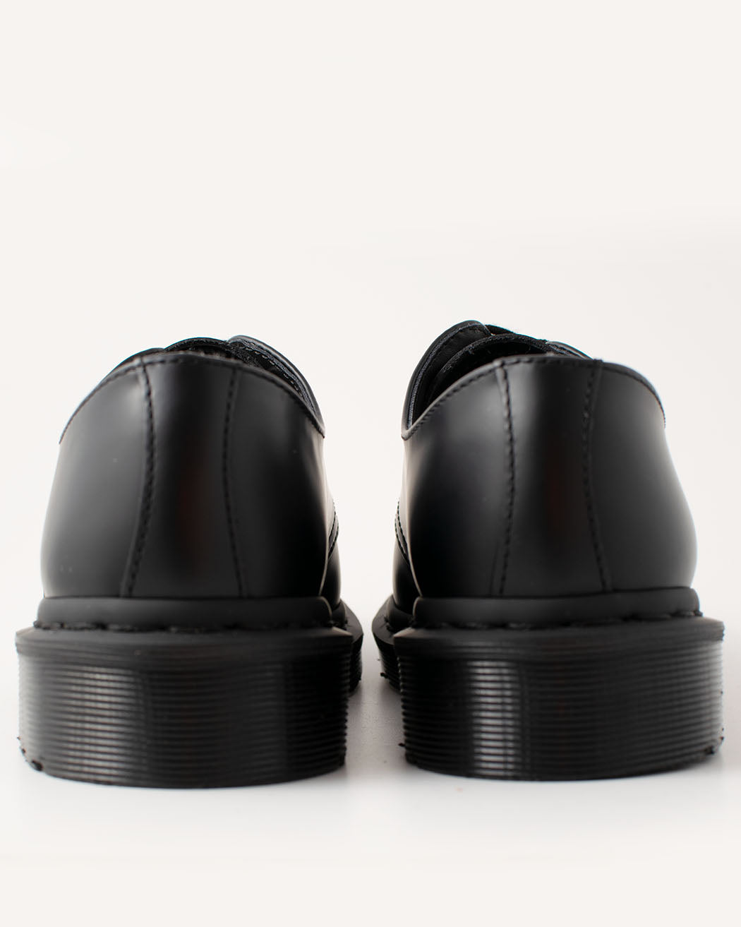 Bei PICK UP in Düsseldorf findest Du Dr. Martens, 1461 MONO Black Smooth  und viel mehr von Dr. Martens