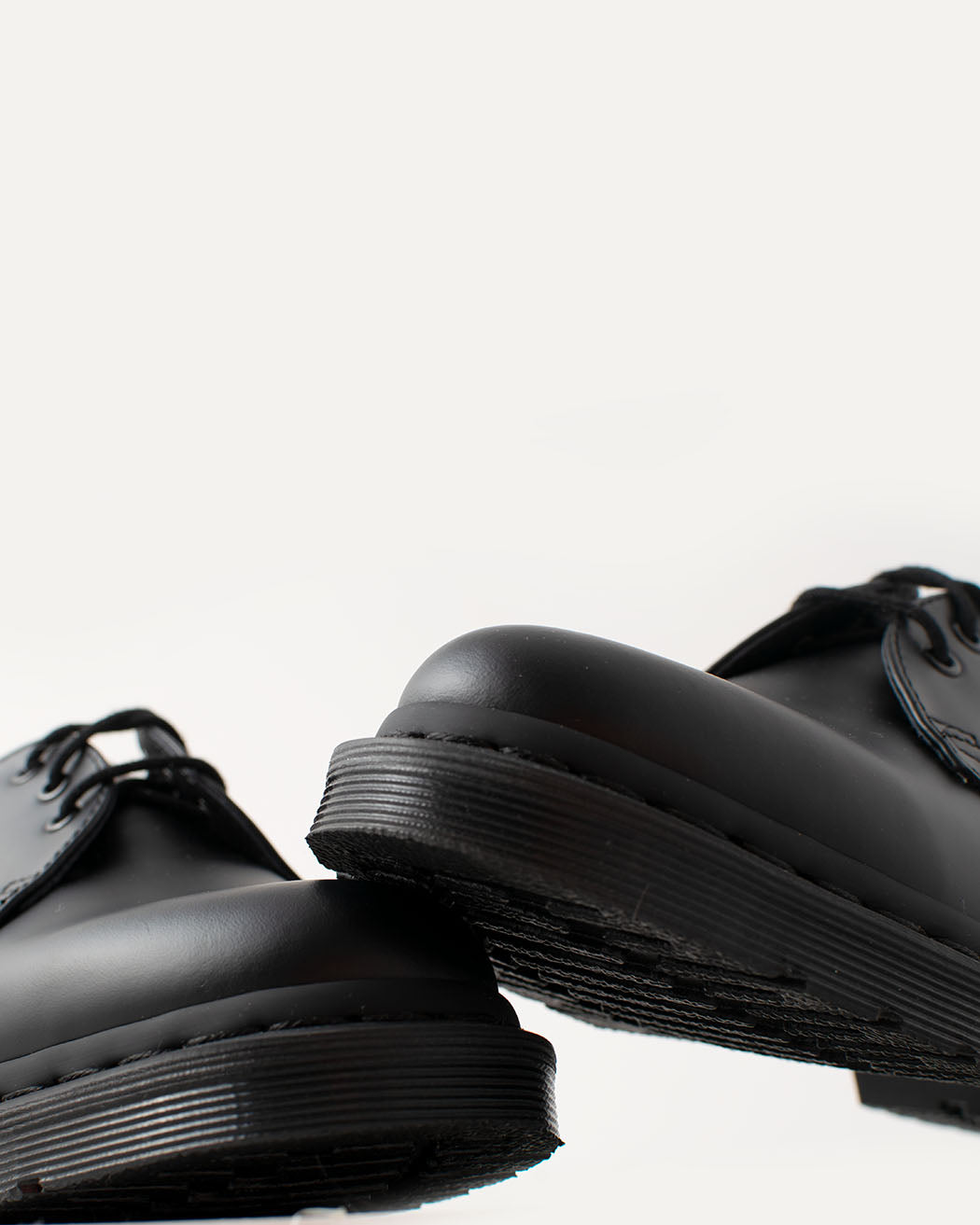 Bei PICK UP in Düsseldorf findest Du Dr. Martens, 1461 MONO Black Smooth  und viel mehr von Dr. Martens